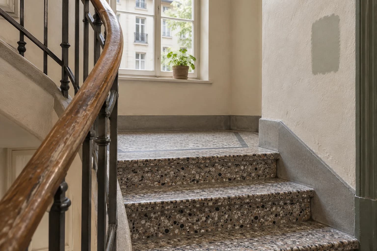 Illustrasjon av trapperepos med terrazzo, rekkverk og prøvefelt på veggen