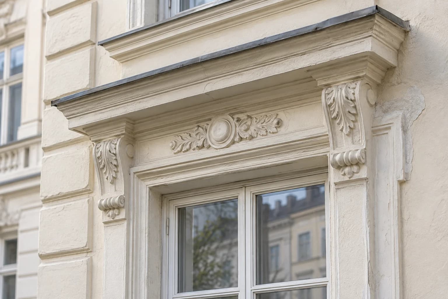 Illustrert gesims og ornamenter over et eldre vindu