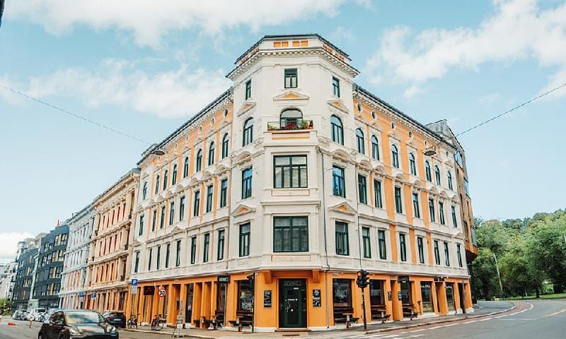 Eldre bygård i Oslo med klassisk pusset fasade