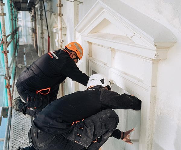 Fagarbeider på stillas - Fasaderehabilitering Oslo