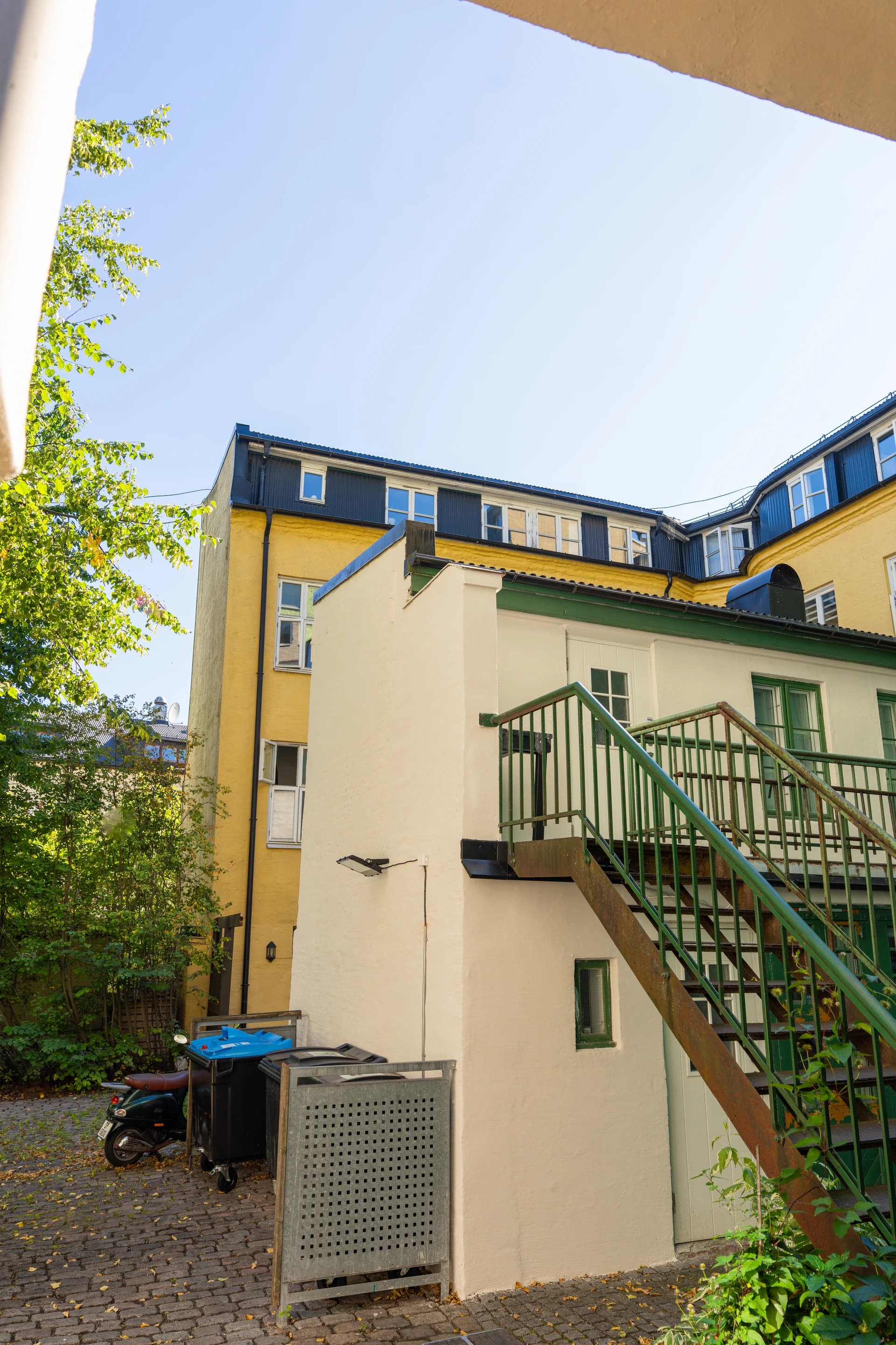 Bakgårdsbygning med utvendig trapp i Rosteds gate 7